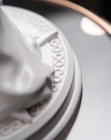 Statuette “Libra with Gold”