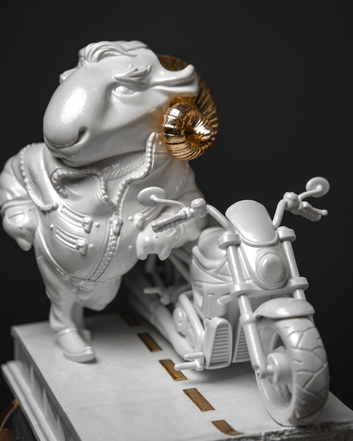 Statuette “Rebellious Aries with Gold”