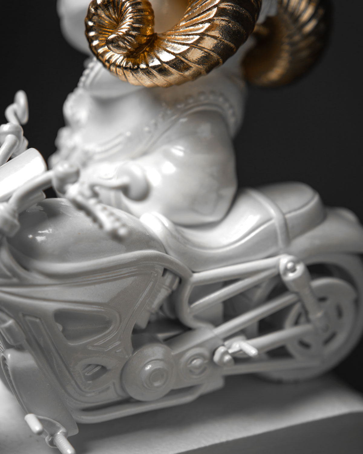 Statuette “Rebellious Aries with Gold”