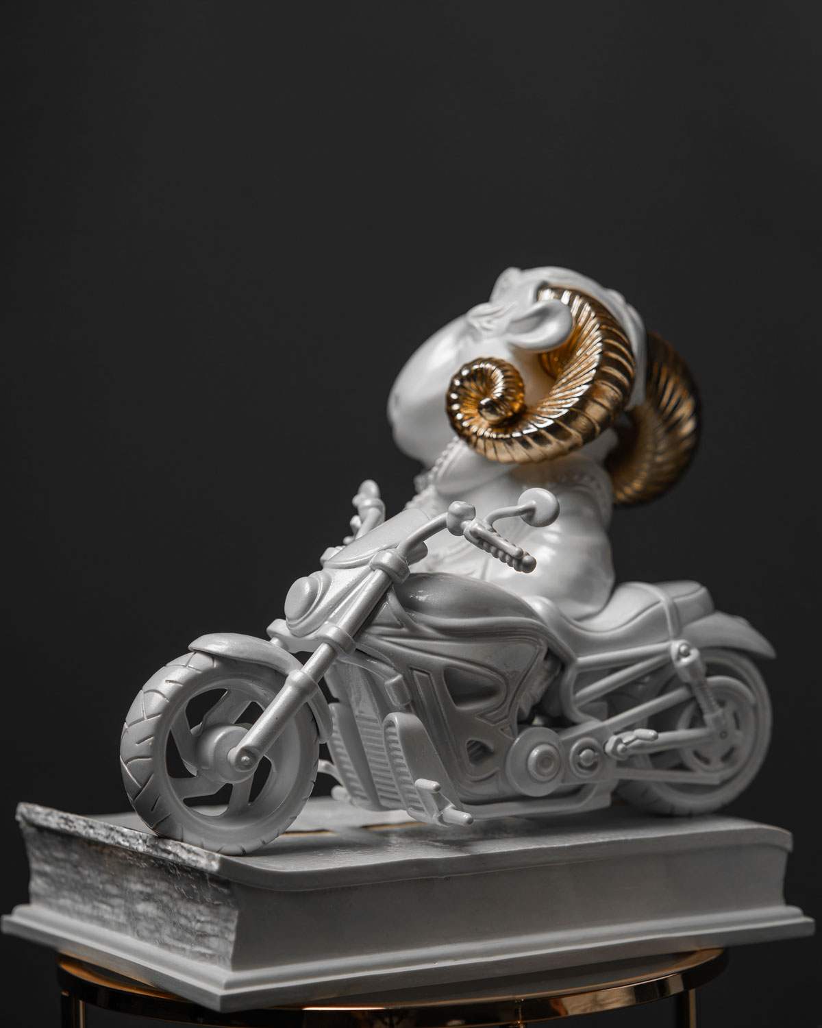 Statuette “Rebellious Aries with Gold”