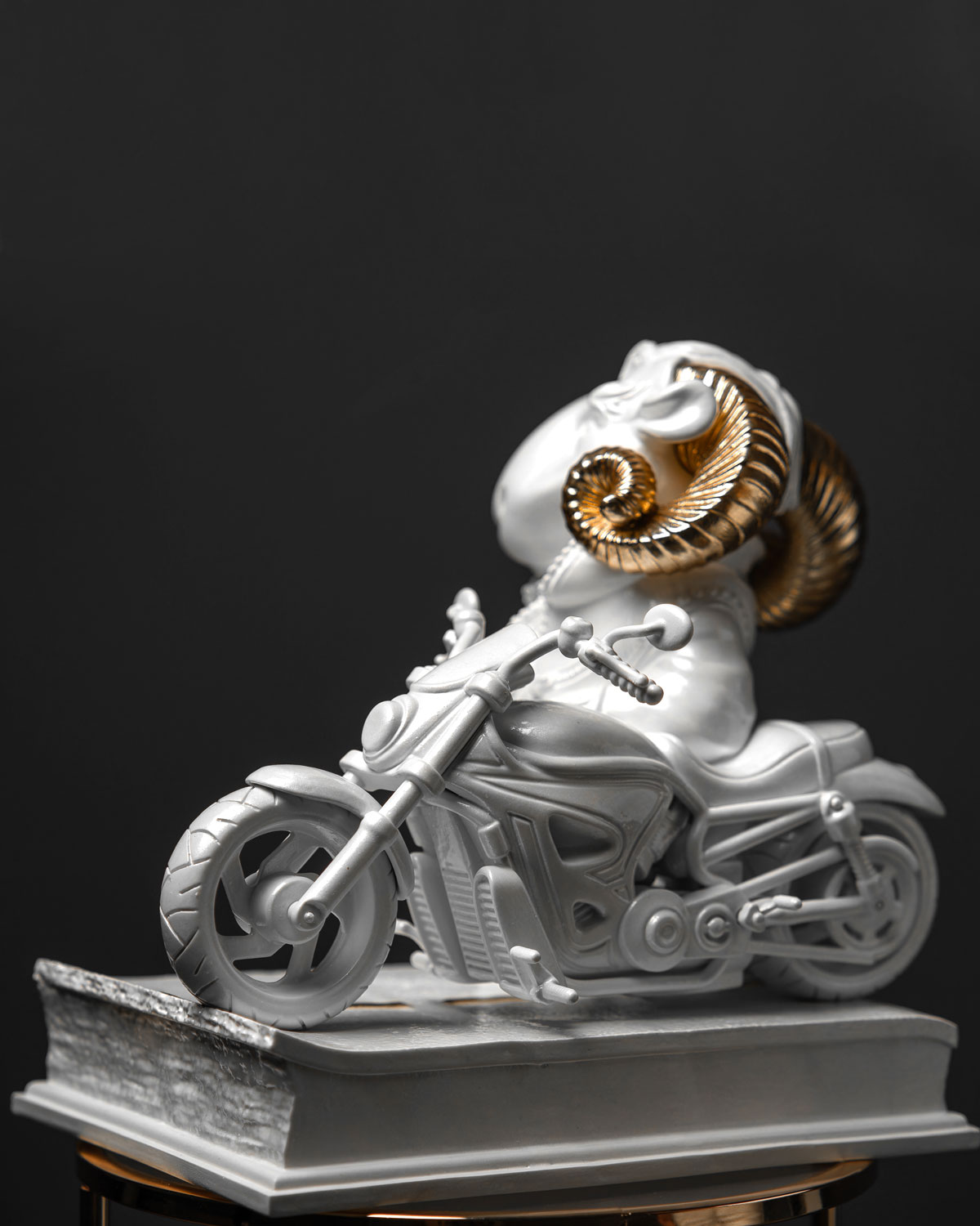 Statuette “Rebellious Aries with Gold”